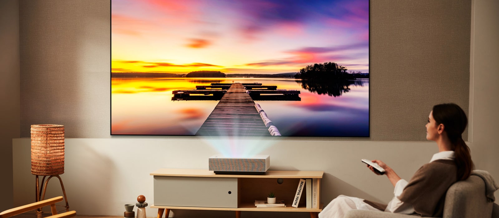 LG-HU715QW CineBeam 4K UHD Laser UST Projector